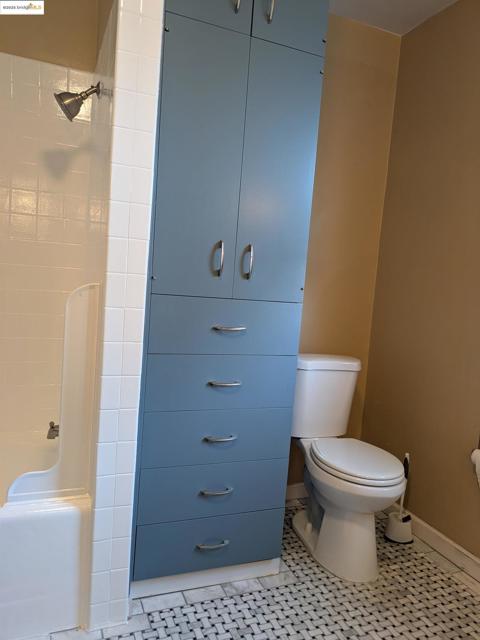 4211 Market St, Oakland CA: https://media.crmls.org/mediaz/353754c2-0c5b-487e-bd7c-f7dbae68dffa.jpg
