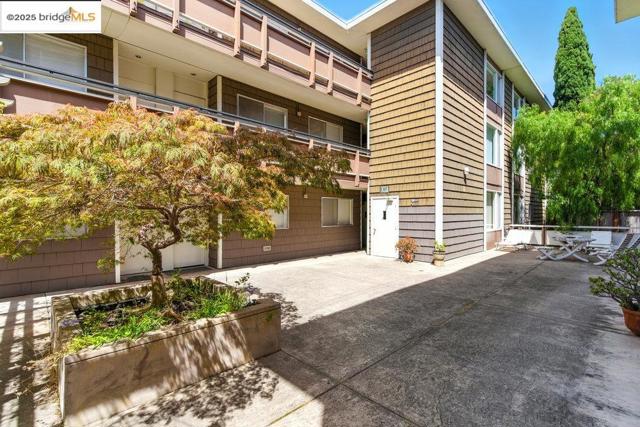 2601 College Ave, Berkeley CA: https://media.crmls.org/mediaz/35383931-8a27-43de-b54a-fac710f4e24a.jpg