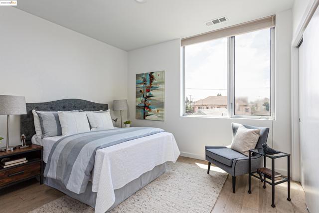 861 W Grand Ave, Oakland CA: https://media.crmls.org/mediaz/35393ed2-7a1f-4c8d-b2ba-1771188187cd.jpg