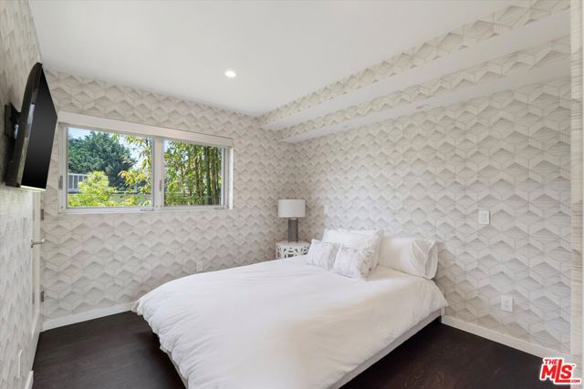 483 Carroll Canal Court, Venice CA: https://media.crmls.org/mediaz/353a9b0f-d866-4df2-a6ef-8b6d5f7fc268.jpg