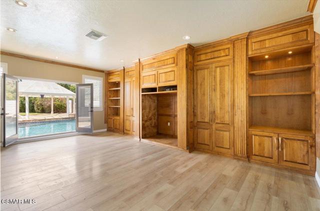 8445 Roseland Avenue, Moorpark CA: https://media.crmls.org/mediaz/353adf25-0091-4be9-a983-bd10b44cf5a0.jpg