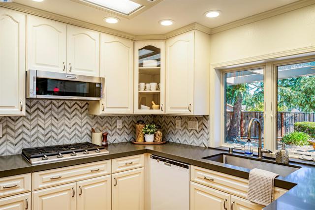 216 Salamanca Ct, San Ramon CA: https://media.crmls.org/mediaz/353bb156-24ab-4180-8400-0e0dc2138558.jpg