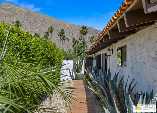 1347 Primavera Drive, Palm Springs CA: https://media.crmls.org/mediaz/353bd566-3bc1-48e8-a439-3d46afbf9914.jpg