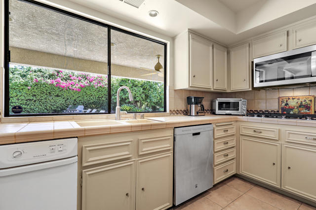 45550 Navajo Road, Indian Wells CA: https://media.crmls.org/mediaz/353c2ba3-bae8-4bfb-b9ea-64e6710c2465.jpg