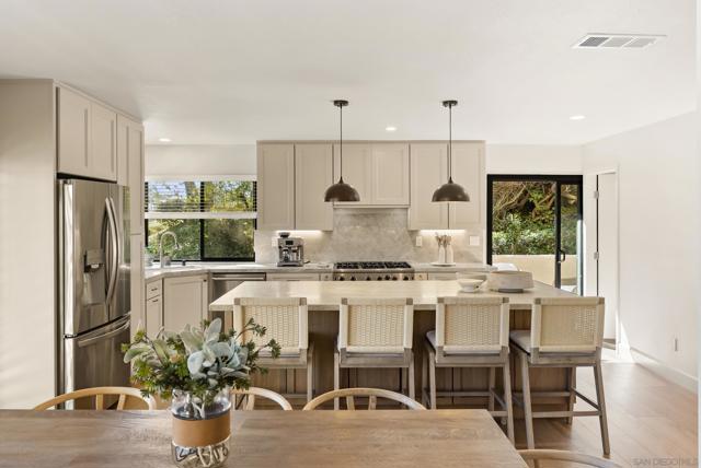 6489 Caminito Catalan, La Jolla CA: https://media.crmls.org/mediaz/353cbdb5-a03b-432e-9a9d-00b41a0a1069.jpg