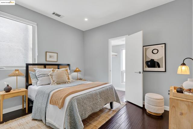 678 Walavista Ave, Oakland CA: https://media.crmls.org/mediaz/353d94b9-ea07-4f12-b595-9c580bae88d1.jpg
