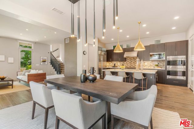 13042 W North Icon Circle, Playa Vista CA: https://media.crmls.org/mediaz/353dae6a-d619-4011-b5d9-29a8214b081e.jpg