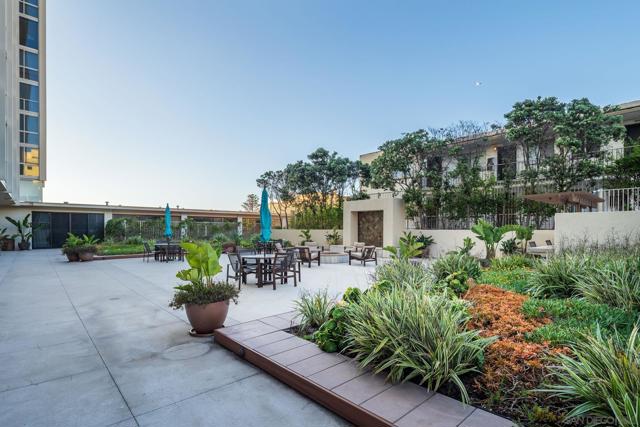 939 Coast Blvd, La Jolla CA: https://media.crmls.org/mediaz/353e37a6-9940-44dc-8fee-43c107ad6f9a.jpg