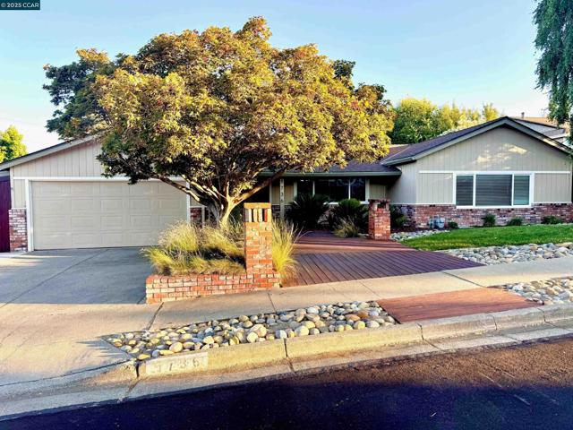 1736 Silverwood Dr, Martinez CA: https://media.crmls.org/mediaz/353f51ea-fd30-4a4b-a8a4-efbfe53710ee.jpg