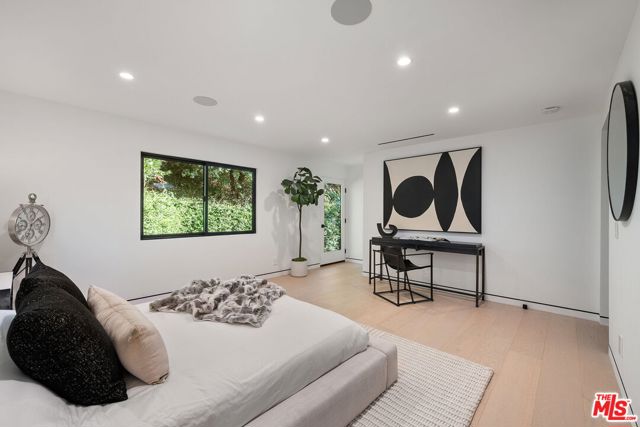 3290 N Knoll Drive, Los Angeles CA: https://media.crmls.org/mediaz/353f5589-d270-4aaa-92ab-56766ec29f00.jpg