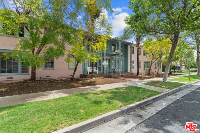 148 S Mccarty Drive, Beverly Hills CA: https://media.crmls.org/mediaz/35403126-c9ee-4082-a88c-a2e6f3da898e.jpg