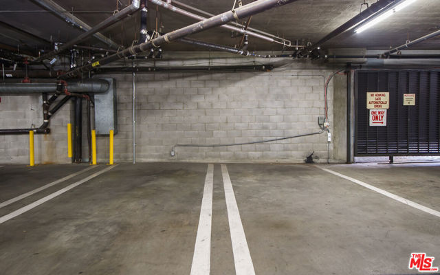 200 N Swall Drive, Beverly Hills CA: https://media.crmls.org/mediaz/3540d34a-723c-4f3d-8a8c-703f2ec22854.jpg