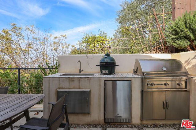 2835 Oak Point Drive, Los Angeles CA: https://media.crmls.org/mediaz/35411ed0-dc1a-450f-9207-4f2e667d4497.jpg