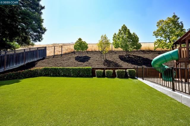 87 Molokai Ct, San Ramon CA: https://media.crmls.org/mediaz/35414766-82c6-43a2-b170-193fb9a92828.jpg