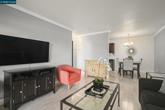 1411 Marchbanks Dr, Walnut Creek CA: https://media.crmls.org/mediaz/35421237-2573-4830-8c7c-3d6343da97fc.jpg