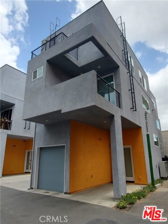 2931 1/2 Denby Avenue, Los Angeles CA: https://media.crmls.org/mediaz/3542153b-4746-4e84-8c9b-79f7d2b566b5.jpg