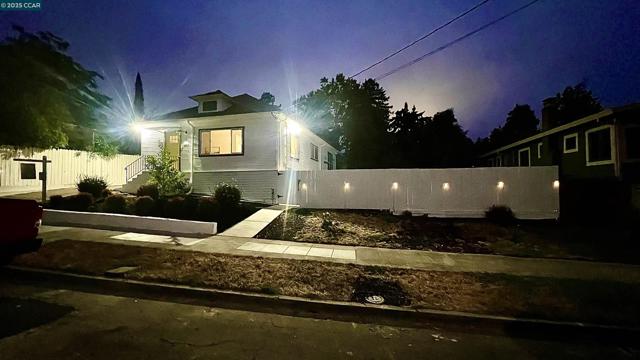 2718 Carmel St, Oakland CA: https://media.crmls.org/mediaz/3543ee0e-b61e-482d-84d4-25371b915448.jpg