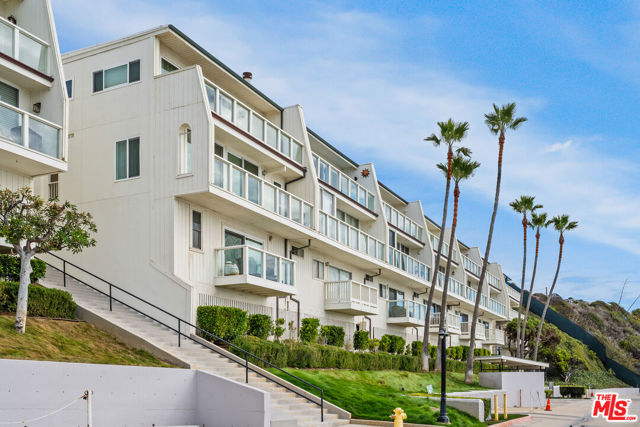 11942 Whitewater Lane, Malibu CA: https://media.crmls.org/mediaz/35441039-4ecf-44b9-ae07-7d3d900fed3c.jpg