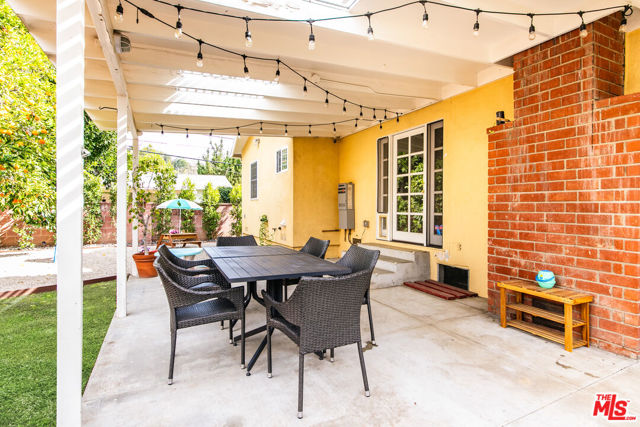 22021 De La Osa Street, Woodland Hills CA: https://media.crmls.org/mediaz/35446cc4-5680-463d-b0c5-dbe1754eb2f4.jpg
