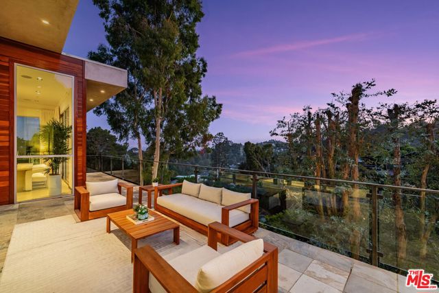 933 Bluegrass Lane, Los Angeles CA: https://media.crmls.org/mediaz/35464184-2301-4342-a9c0-58667c74a97f.jpg