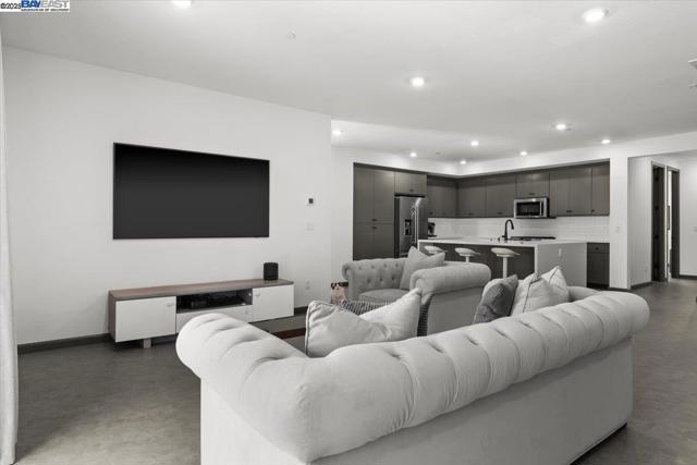 5483 Melissa Ln, Dublin CA: https://media.crmls.org/mediaz/354667ff-313b-48c0-ac74-a160de74c73e.jpg