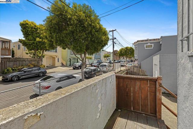 40 Acton St, Daly City CA: https://media.crmls.org/mediaz/3546d0d7-d940-42ba-a639-63182a3ac551.jpg