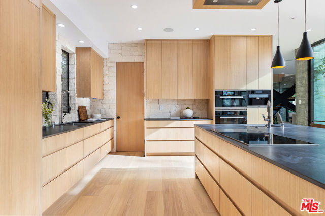 1011 Georgina Avenue, Santa Monica CA: https://media.crmls.org/mediaz/35471ad4-0294-4dfa-824c-c149c81dc29b.jpg
