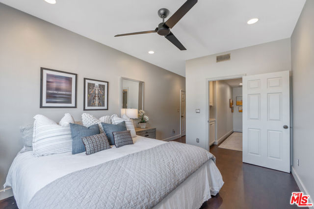 640 N Sweetzer Avenue, Los Angeles CA: https://media.crmls.org/mediaz/35475cea-dc03-4d69-9ee8-a53db17645c5.jpg