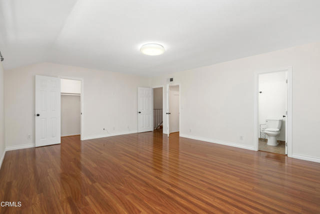 9503 Via Venezia, Burbank CA: https://media.crmls.org/mediaz/35478998-01a9-4192-8fb7-99b9d08b59d1.jpg