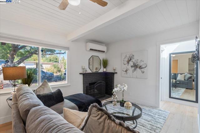 2082 Overhill Rd, Concord CA: https://media.crmls.org/mediaz/3547b1b7-6339-40d7-89b1-22934519e4ee.jpg
