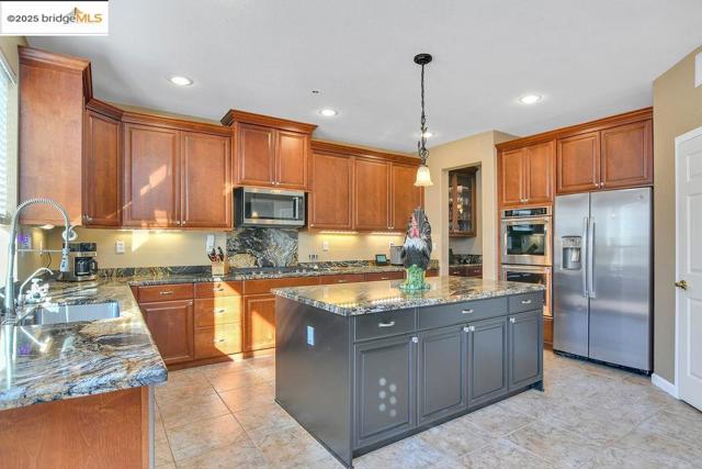596 Toscanna Court, Brentwood CA: https://media.crmls.org/mediaz/3548893b-86d8-4685-9951-36f3fbfb07f1.jpg