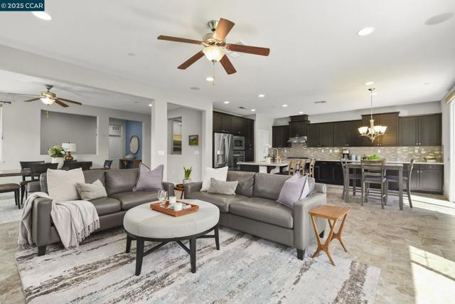 190 Pasilla Ct, Morgan Hill CA: https://media.crmls.org/mediaz/35489bda-a9f5-46c3-a2f4-d7cbbc01bcbc.jpg