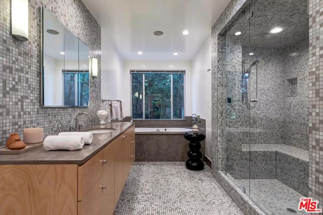 9316 Beverly Crest Drive, Beverly Hills CA: https://media.crmls.org/mediaz/354a28cd-b8e9-4714-a374-ce82af3e226d.jpg