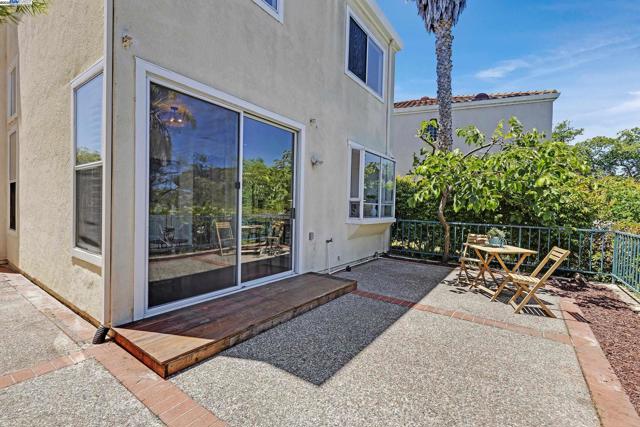 131 Diapian Bay, Alameda CA: https://media.crmls.org/mediaz/354a74d2-c419-4189-8cab-dd18585c0cdf.jpg