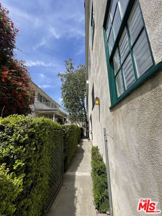 1131 17th Street, Santa Monica CA: https://media.crmls.org/mediaz/354af6d6-72e3-41df-bedb-9eb5e07a1be0.jpg
