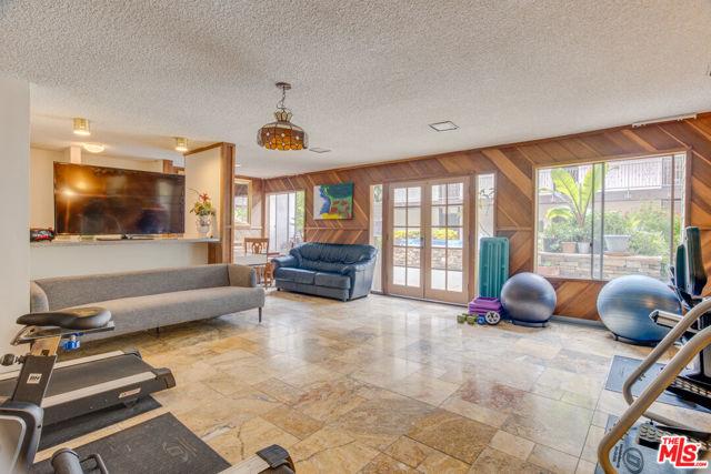 525 S Ardmore Avenue, Los Angeles CA: https://media.crmls.org/mediaz/354e9e53-e7de-4858-ac4a-10bc092f9f83.jpg