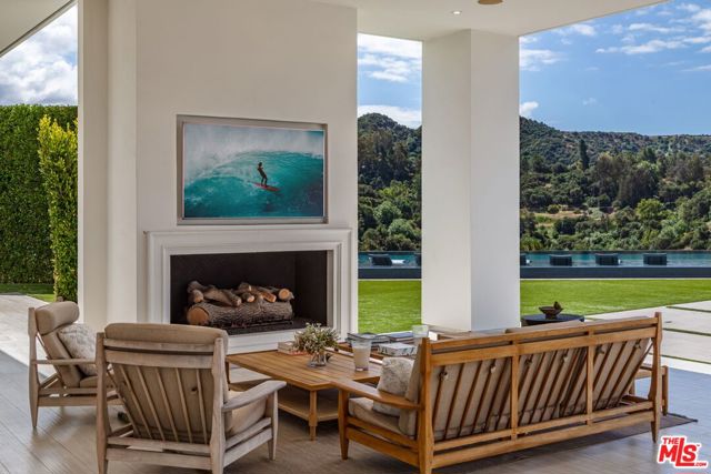 2571 Wallingford Drive, Beverly Hills CA: https://media.crmls.org/mediaz/354edcb6-9797-4538-a846-aa3bbf0587dd.jpg