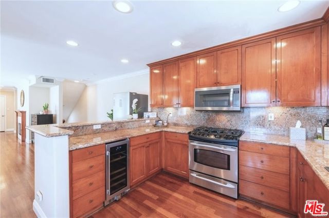 1202 Tennyson Street, Manhattan Beach CA: https://media.crmls.org/mediaz/354f4d6d-9e3b-4c40-8237-e5bb564535f2.jpg