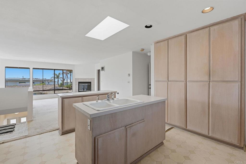 https://media.crmls.org/mediaz/354f64b3-a0fe-4621-954d-32c18794e9cc.jpg?preset=X-Large