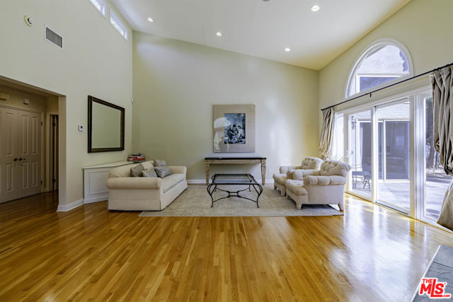 2250 Betty Lane, Beverly Hills CA: https://media.crmls.org/mediaz/354f8197-e31d-44ea-bdc3-9915af680a59.jpg