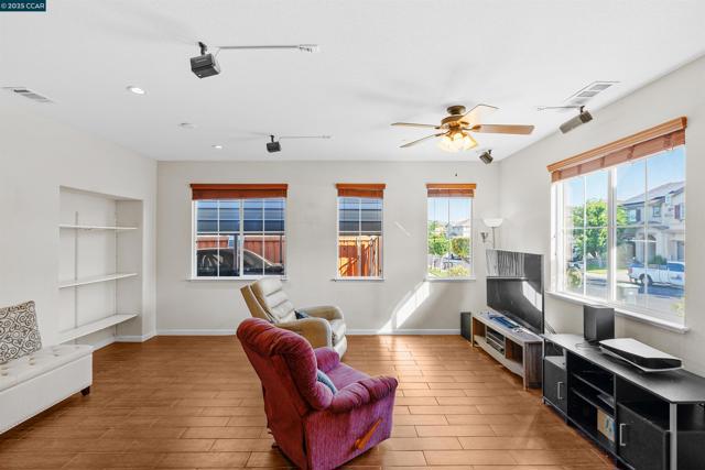 3826 Danbury Way, Fairfield CA: https://media.crmls.org/mediaz/355063ea-5dca-4627-a0c8-87e3c8febb3f.jpg