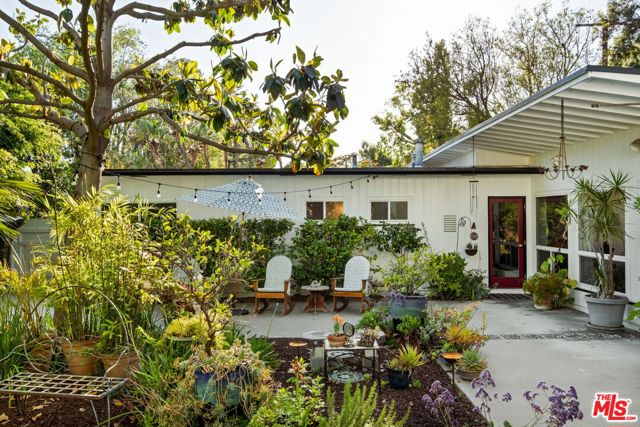 5940 Varna Avenue, Valley Glen CA: https://media.crmls.org/mediaz/35507e4b-0098-45f9-a64f-825c114af27b.jpg