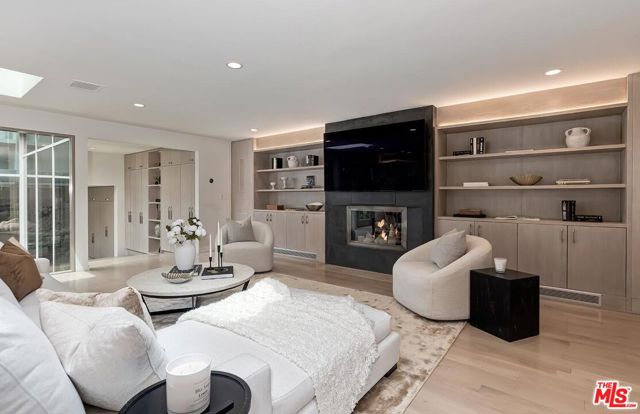 279 S Westgate Avenue, Los Angeles CA: https://media.crmls.org/mediaz/3550a26b-86d4-4d34-a830-135f06cf069d.jpg