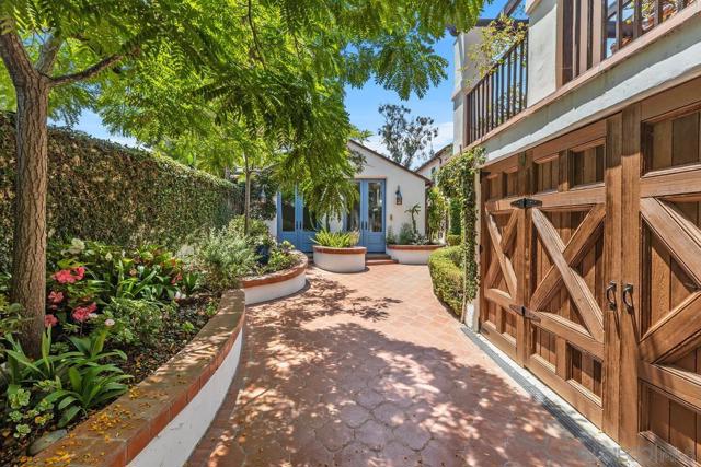 7728 Ludington Pl, La Jolla CA: https://media.crmls.org/mediaz/3550b369-10d8-4e68-b4cf-be1d0a10a1f3.jpg