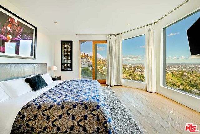 2183 Sunset Plaza Drive, Los Angeles CA: https://media.crmls.org/mediaz/355157bd-6d8c-41e5-bb05-6c24135e0ed9.jpg
