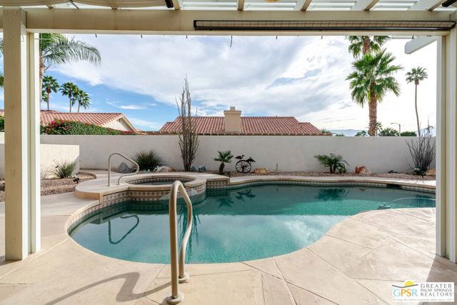 Image 38 of 52 For 77553 Carinda Court