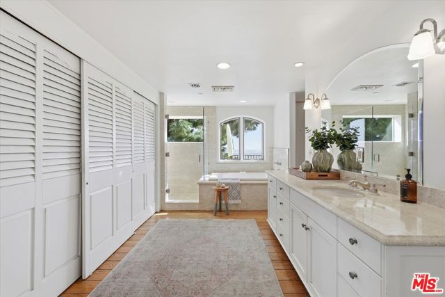 1284 Lago Vista Drive, Beverly Hills CA: https://media.crmls.org/mediaz/355230a9-23aa-4127-b407-34c9573e0cec.jpg