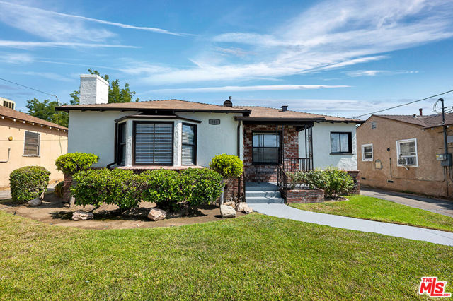 818 N Brand Boulevard, San Fernando CA: https://media.crmls.org/mediaz/35524591-2173-47f3-8487-44043e09b704.jpg