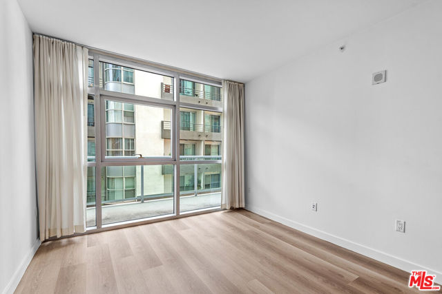 13700 Marina Pointe Drive, Marina del Rey CA: https://media.crmls.org/mediaz/35524e62-957b-477a-89a2-cea36803705e.jpg