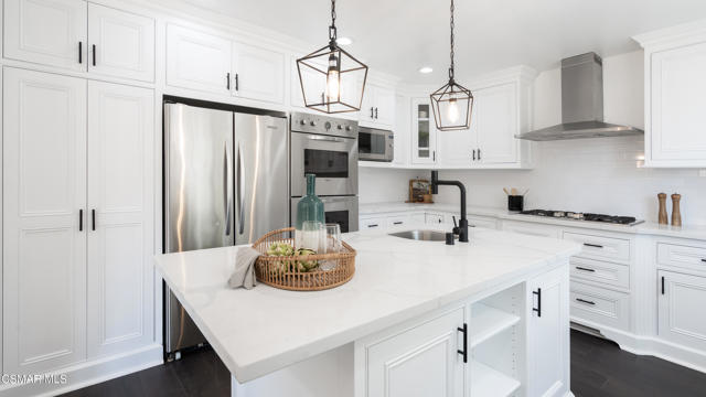 5726 Donna Avenue, Tarzana CA: https://media.crmls.org/mediaz/35529f71-e05f-4596-b620-4839efc928e6.jpg
